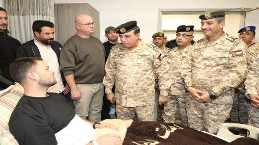  المساعد للعمليات والتدريب يعود مصابي لواء الرمثا 