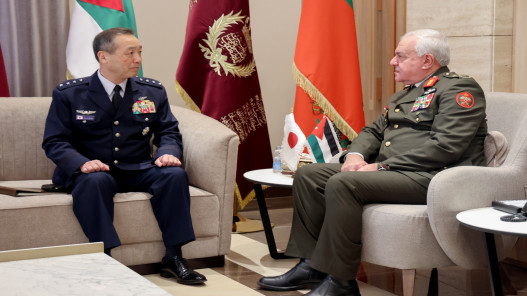  اللواء الحنيطي يستقبل رئيس أركان قوات الدفاع الذاتية اليابانية 