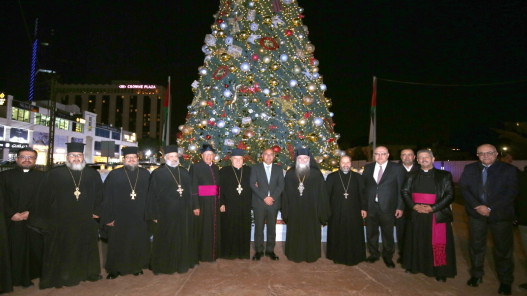  رئيس لجنة أمانة عمّان يُضيء شجرة عيد الميلاد في الدوار السادس 