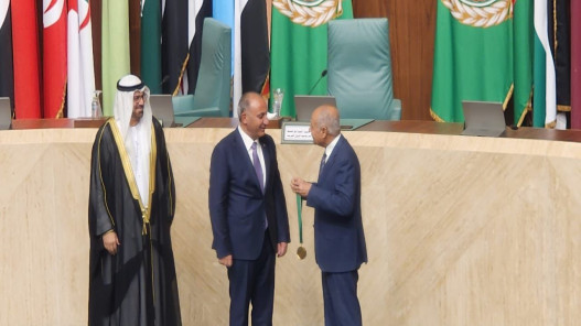  الشواربة يتسلّم جائزة التميز الحكومي كأفضل مدير بلدية عربية 