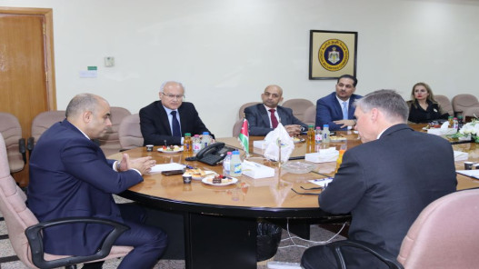  السفير البريطاني في عمان ورئيس هيئة الأوراق المالية يبحثان سبل تعزيز الاستثمار والتعاون 