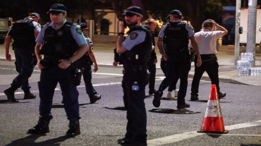  الشرطة الأسترالية تعثر على "عبوة بدائية الصنع" في سيارة أحد مطلقي النار في بونداي 