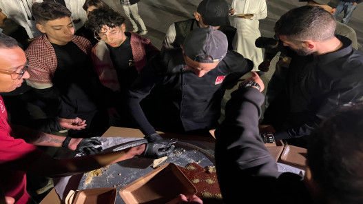  بمبادرة من ولي العهد والأميرة رجوة... توزيع الكنافة على جماهير سوق واقف قبيل مباراة الأردن والسعودية 