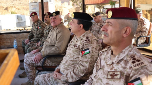  رئيس هيئة الأركان المشتركة يرعى تخريج دورة مكافحة الإرهاب ويتابع تمريناً في القوات الخاصة 