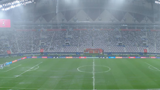  الأمطار تؤخر انطلاق الشوط الثاني من مباراة السعودية والإمارات 