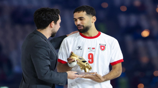  مهاجم المنتخب الوطني علي علوان يفوز بجائزة هداف بطولة كأس العرب 