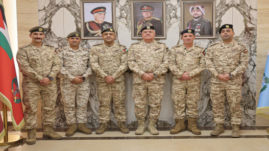  رئيس هيئة الأركان المشتركة يكرم عددا من الضباط بهدايا ملكية 