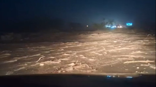  إغلاق جزء من طريق وادي عربة في غور إعسال بسبب ارتفاع منسوب المياه 