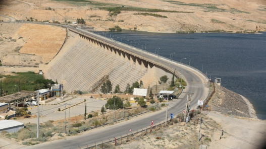  الانتهاء من عملية إغلاق بوابات سد الموجب 