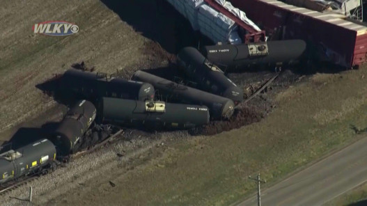  تسرّب لسائل الكبريت بعد خروج قطار للشحن عن سكّته في وسط شرق الولايات المتحدة 