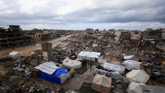  طفلة فلسطينية تموت بردًا في قطاع غزة وآخر يفارق الحياة حرقًا في خيمته 