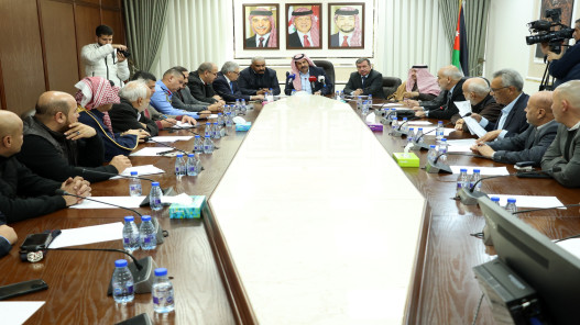  "النقل النيابية" تبحث تحديات قطاع سيارات السفريات والنقل الداخلي 