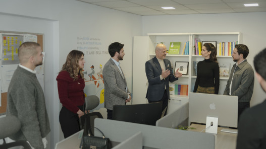  ولي العهد والأميرة رجوة الحسين يزوران شركة جبل عمان ناشرون 