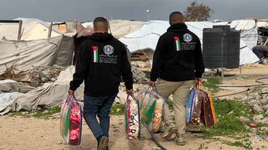  الحملة الأردنية والهيئة الخيرية توزعان مساعدات شتوية في جنوب غزة وشمالها 