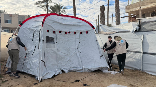  الحملة الأردنية والهيئة الخيرية توزعان خياما على النازحين في غزة 