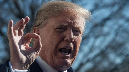  ترامب يهدد فرنسا بفرض رسوم جمركية بنسبة 200% على صادرات المشروبات الروحية 