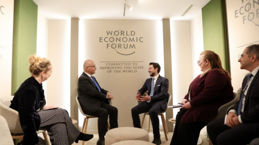  ولي العهد يلتقي في دافوس المفوض السامي للأمم المتحدة لشؤون اللاجئين 