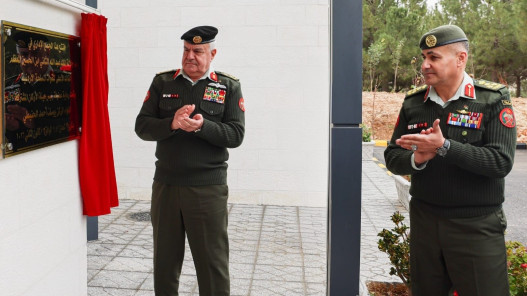  الحنيطي يرعى تخريج دورة المراسل الحربي ويفتتح مبنى المجمع الإداري في صرح الشهيد 