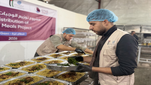  الهيئة الخيرية الهاشمية والهلال الأحمر القطري يوزعان وجبات على الأسر في غزة 