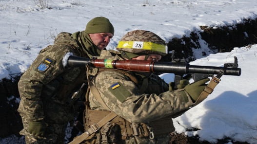  رئيس الأركان الروسي يتفقد قوات بلاده في شرق أوكرانيا 