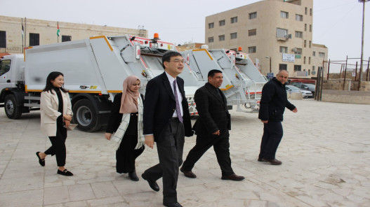  اليابان تسلم شاحنتي نفايات إلى بلدية الكرك الكبرى 