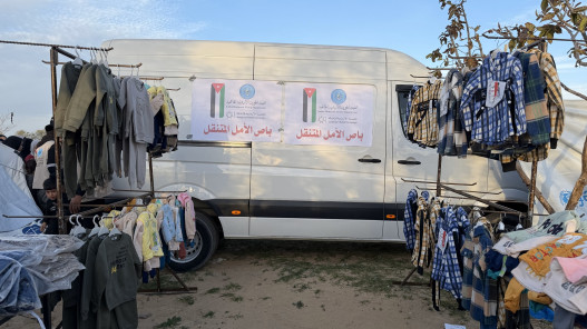  "الخيرية الهاشمية" والحملة الأردنية توزعان كسوة للأطفال في قطاع غزة 