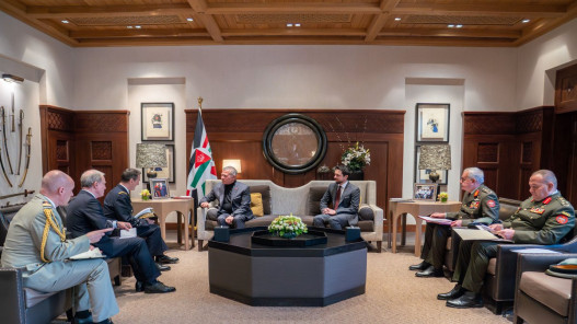  الملك يستقبل رئيس أركان الجيش الفرنسي 