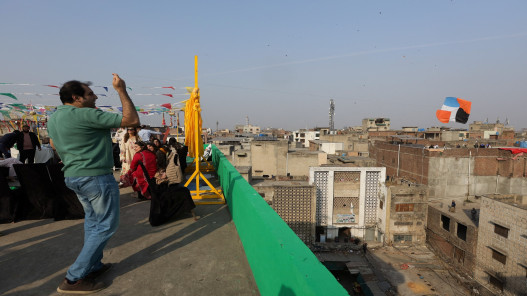  بعد 18 عاما من الحظر .. طائرات ورقية تلون سماء لاهور الباكستانية مع عودة مهرجان "بنجابي" 