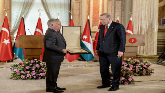  الملك يمنح الرئيس التركي قلادة الحسين بن علي 