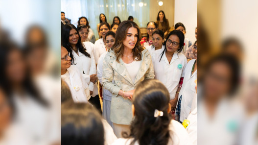  الملكة رانيا تزور مدرسة تشاناكيا للحرف في مومباي بالهند 