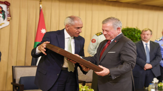  الملك يلتقي مجموعة من رفاق السلاح بيوم الوفاء للمتقاعدين العسكريين 