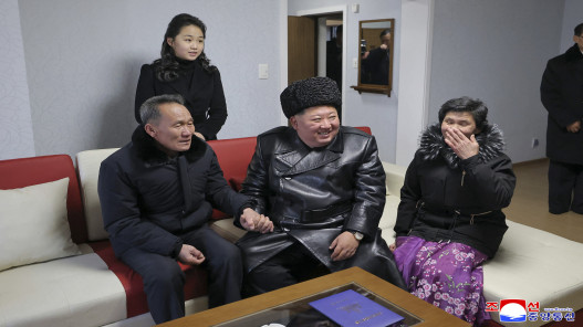  الزعيم الكوري الشمالي يفتتح مجمعا سكنيا لعائلات جنود قتلوا بالحرب الروسية الأوكرانية 