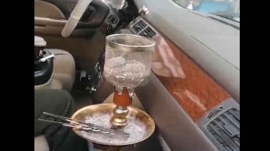  إدارة السير تضبط سائق مركبة يدخن الأرجيلة أثناء القيادة 