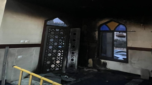  مستوطنون يحرقون مسجدا ويخطون شعارات عنصرية غرب نابلس  
