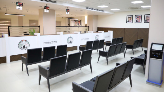  وزير الداخلية يفتتح مكتب الخدمة المستعجلة في دائرة الأحوال المدنية والجوازات 