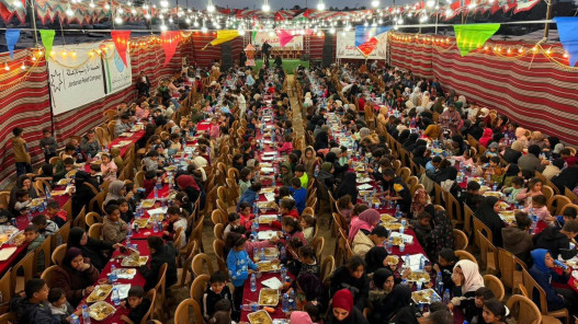  الحملة الأردنية و"الخيرية الهاشمية" تنظمان إفطارا جماعيا جنوبي غزة 