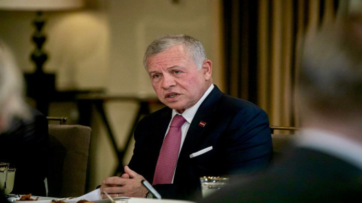  الملك يواصل بحث آخر مستجدات المنطقة مع قادة دول ويدعو إلى خفض التصعيد 