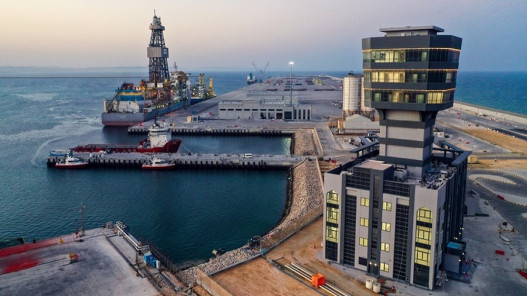  مسيرات تستهدف أحد خزانات الوقود بميناء الدقم في سلطنة عُمان 