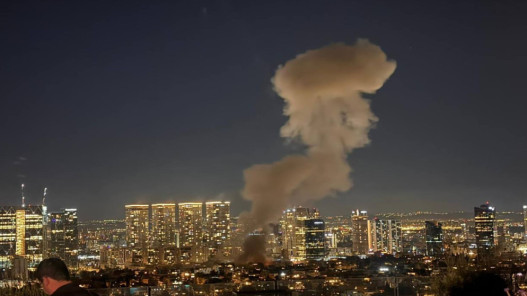  دوي انفجارات في تل أبيب بعد رصد صواريخ أطلقت من إيران 
