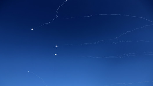  الجيش الإسرائيلي يعلن رصد موجات من الصواريخ الإيرانية باتجاه إسرائيل 