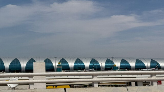  السيطرة على حريق بخزان وقود في محيط مطار دبي بعد هجوم بطائرة مُسيّرة 