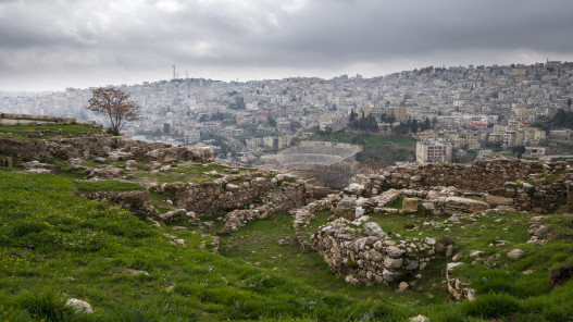  أجواء باردة وماطرة اليوم وتحذيرات من تشكل السيول والرياح القوية 