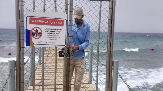  محمية العقبة البحرية تحذر من السباحة أو النزول إلى البحر في ظل ارتفاع الأمواج 