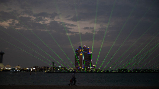  إصابة شخص إثر سقوط شظايا في منطقة الشوامخ في أبوظبي عقب اعتراض صاروخ باليستي 