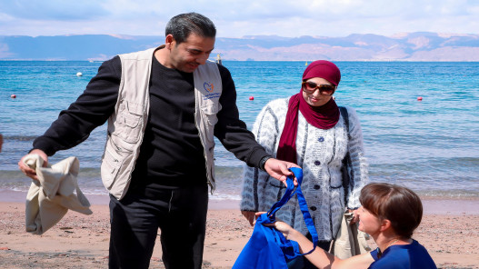  سلطة العقبة توزع أكياسا قماشية على زوار الشواطئ ضمن حملة "اتركها نظيفة" 