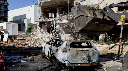  4 إصابات جراء ضربة صاروخية إيرانية على تل أبيب 