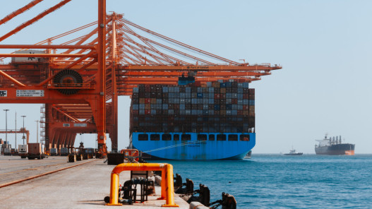  هجوم بطائرات مسيّرة على ميناء صلالة العُماني يسفر عن إصابة عامل 