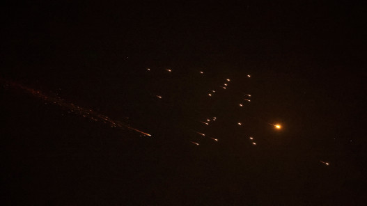  الحوثيون ينفذون أول عملية عسكرية بصواريخ باليستية على مواقع إسرائيلية 