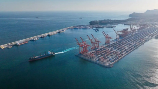  إيران تعلن استهداف سفينة أميركية قبالة ميناء صلالة العُماني 