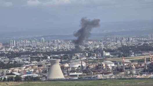  إصابات جراء سقوط شظايا صاروخ في ميناء حيفا ومنشآت "بزان" لتكرير النفط 